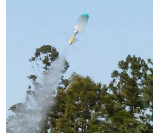 パンツァーファウスト水飛沫を引きながら青空に飛翔するペットボトル弾頭